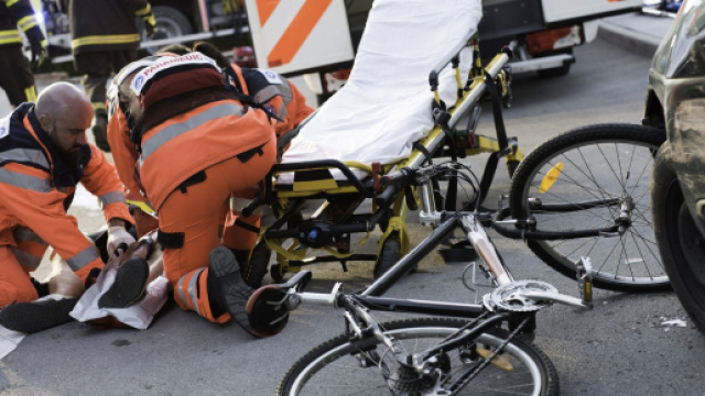 Sabaudia, scontro frontale tra ciclisti durante una gara: tre feriti, uno &egrave; grave.