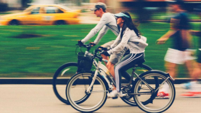 Ciclismo e sicurezza, le attuali regole per i ciclisti in attesa del ddl: vietato trasportare persone