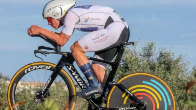 Remco Evenepoel impegnato nella cronometro della Volta Algarve.