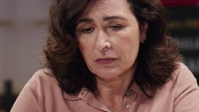 Il Paradiso, trame all'11/03: Agnese sospetta che Maria non sia sincera.