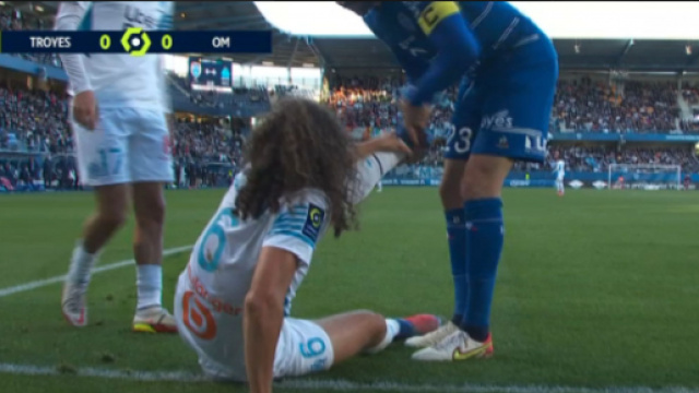 Adil Rami chambre Guendouzi qui avait subi une faute apr&egrave;s un tacle sur sa cheville. (cr&eacute;dit Twitter)