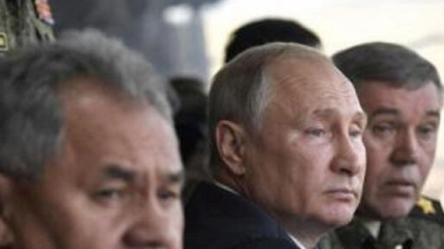 Putin insieme ad alcuni suoi generali