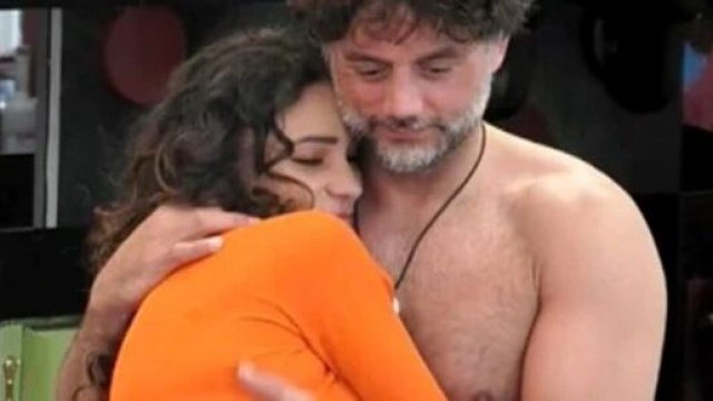 Gf Vip, Jessica e, Bar&ugrave; di nuovo vicini: i due dormono insieme teneramente abbracciati.