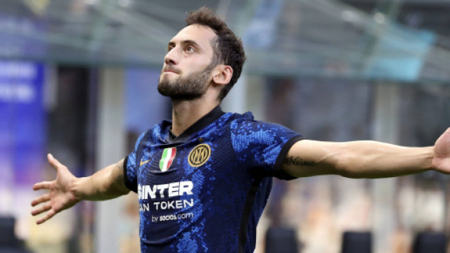 In foto Calhanoglu, centrocampista dell'Inter.