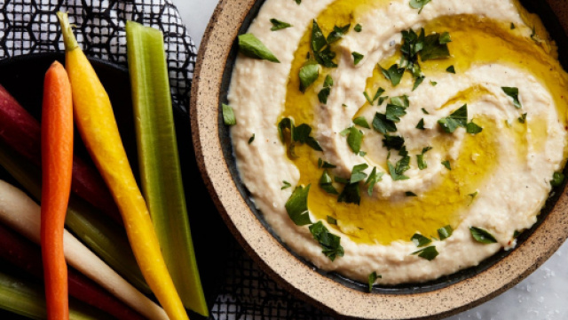 Tre ricette vegane di hummus per un aperitivo gustoso.