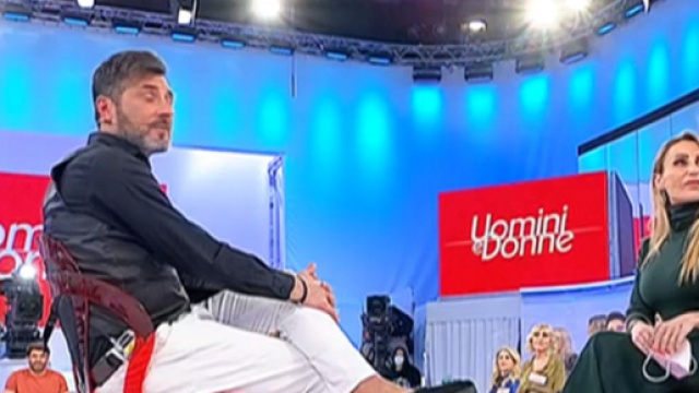 Uomini e Donne, Sossio Aruta e Ursula Bennardo sono tornati negli studi del people show: 'Nozze rinviate'.