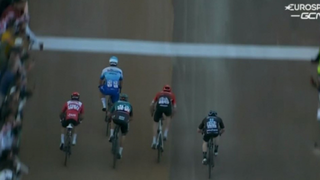 La volata vincente di Groenewegen nella terza tappa del Saudi Tour.