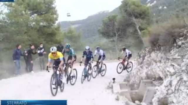 La Volta Valenciana sulla salita sterrata di Antenas del Maigm&oacute;.
