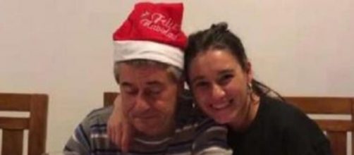 Esther L&oacute;pez jun to a su padre en la pasada Navidad (RRSS)