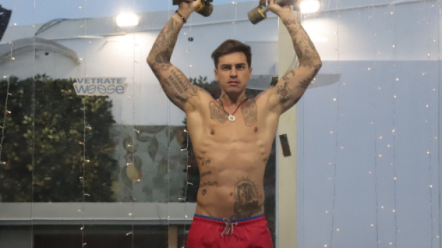 Grande Fratello Vip, Alessandro nasconde il cibo