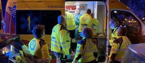 Emergencias de Madrid trabaja para estabilizar a uno de los j&oacute;venes heridos durante el &uacute;ltimo fin de semana (Twitter/@EmergenciasMad)