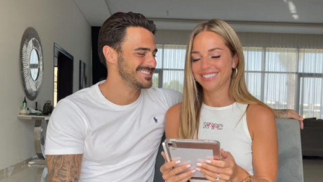 Maddy et Benjamin Samat : leur maison de Duba&iuml; prend feu, les Tanti viennent leur porter secours.