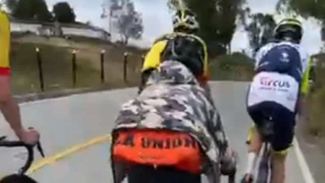 Ciclismo, 12enne pedala con Dumoulin e Uran: 15km in salita senza perdere un metro (video)