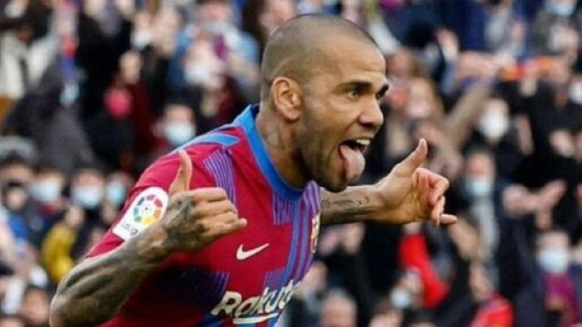 Dani Alves affiche son admiration pour Karim Benzema et d&eacute;clenche un toll&eacute; sur Twitter (capture YouTube)