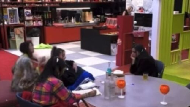 GF Vip, Sophie mette in guardia Jessica da Bar&ugrave;.