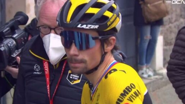 Primoz Roglic al'arrivo della quinta tappa della Parigi - Nizza.