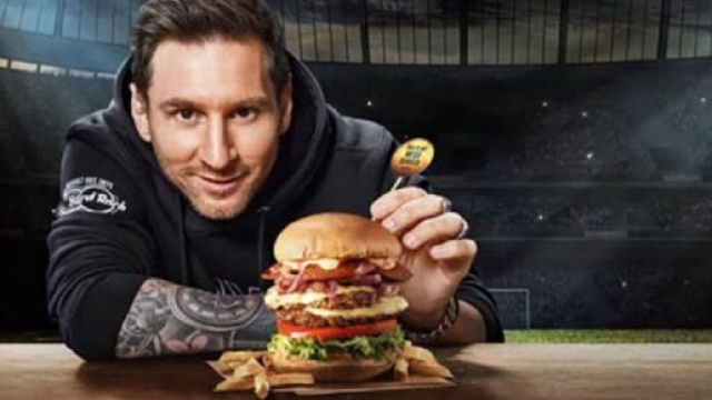 Elimin&eacute; de la Ligue des champions, Leo Messi se console avec un burger pol&eacute;mique (capture YouTube)