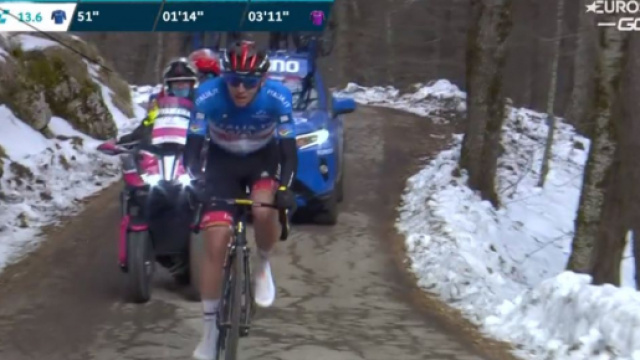 Tadej Pogacar al comando della corsa sul Monte Carpegna.