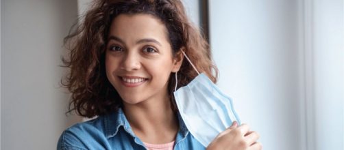 Gesto de tirar a m&aacute;scara: S&atilde;o Paulo libera em locais abertos, por&eacute;m &eacute; preciso us&aacute;-la em ambientes fechados (Arquivo Blasting News)