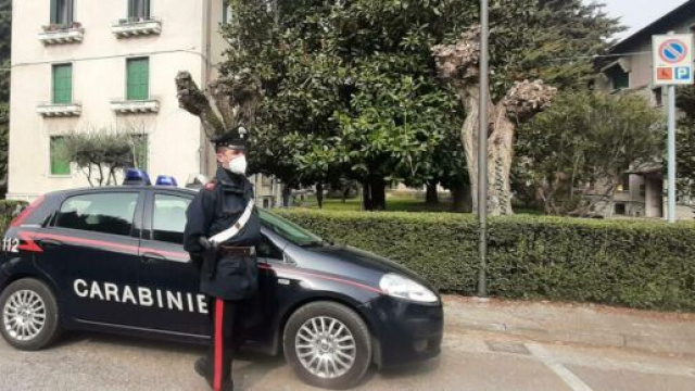 A Chiampo in provincia di Vicenza un 25enne ha ucciso i genitori nell'abitazione familiare e si &egrave; poi andato a costituire.