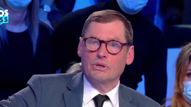 Sergue&iuml; Jirnov sur le plateau de TPMP, toujours pr&eacute;sent&eacute; par Cyril Hanouna. Source : capture d&rsquo;&eacute;cran C8.