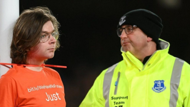 Everton : Un supporter s'attache le coup au poteau et interrompt le match (capture YouTube)