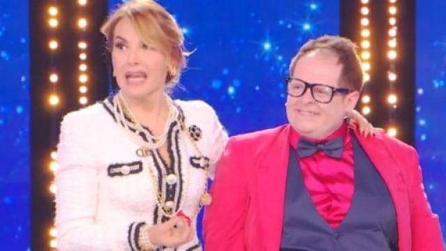 Cambio programmazione Mediaset: La Pupa e il Secchione cambia giorno.