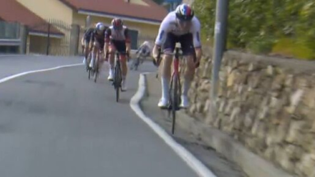 L'attacco vincente di Matej Mohoric nella discesa del Poggio