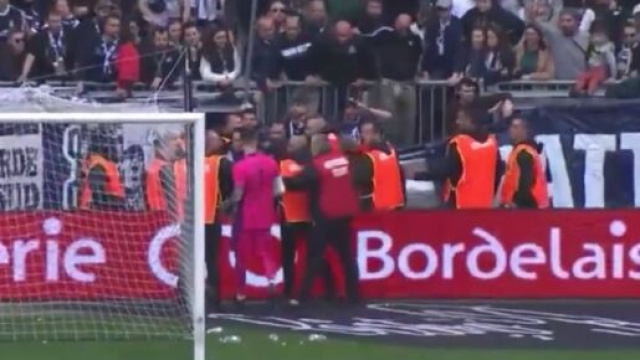 Beno&icirc;t Costil proche d'un fan bordelais un peu trop v&eacute;h&eacute;ment &agrave; son go&ucirc;t. (cr&eacute;dit capture Prime Video)