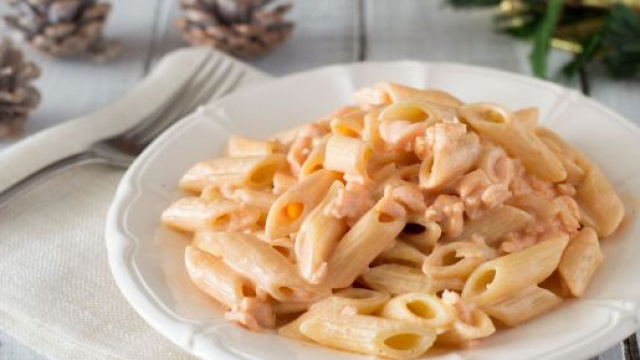 Il caso della pasta al salmone avvelenata: il pap&agrave; difende il figlio 20enne in carcere da un anno con accuse pesantissime.