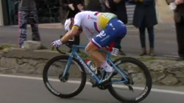 Peter Sagan appiedato da un problema meccanico alla Milano - Sanremo.