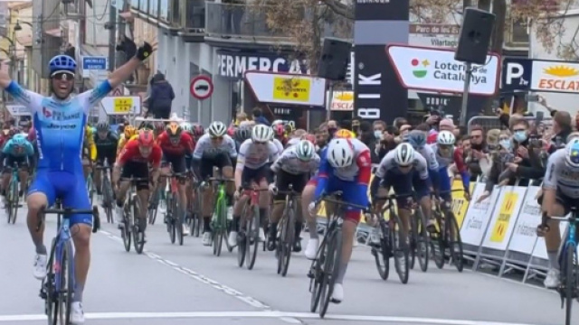 Volta Catalunya, la prima tappa a Michael Matthews.