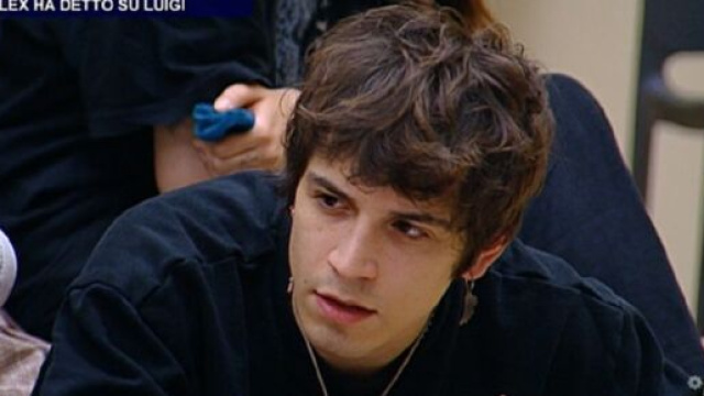 Alex durante la discussione con Luigi.