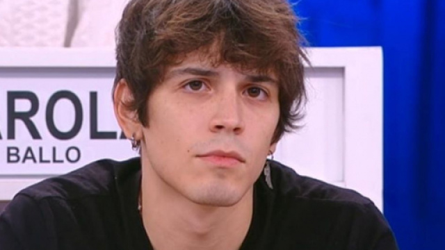 Amici 2022, guanti di sfida 2&deg; serale: Alex messo alla prova col brano 'Abbronzatissima'.