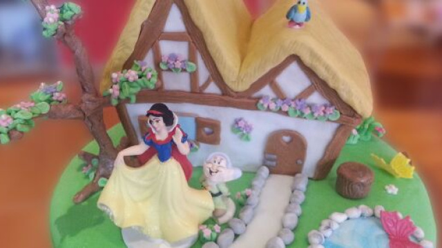 Torta casetta dei nani, un dolce per i pi&ugrave; piccoli.