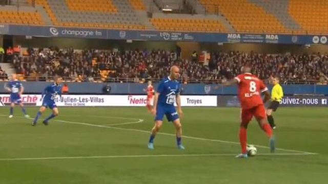 Wilfried Mbapp&eacute; &agrave; Troyes avec le Vari&eacute;t&eacute;s Club de France. (cr&eacute;dit Twitter BeIN Sports)