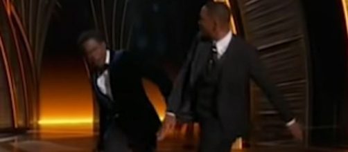 Momento em que Will Smith agride Chris Rock no palco do Oscar (Reprodu&ccedil;&atilde;o/Oscar)