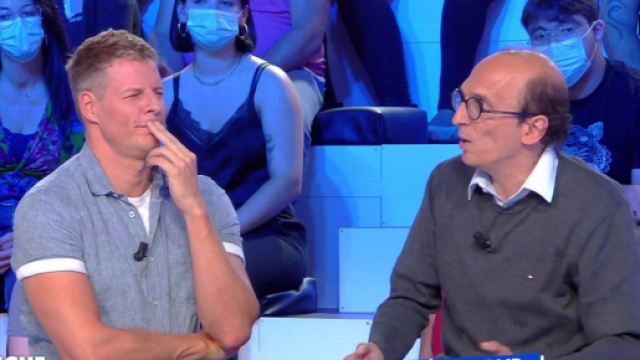 Matthieu Delormeau parle &agrave; Fabrice Di Vizio dans TPMP. Source : capture d&rsquo;&eacute;cran C8.