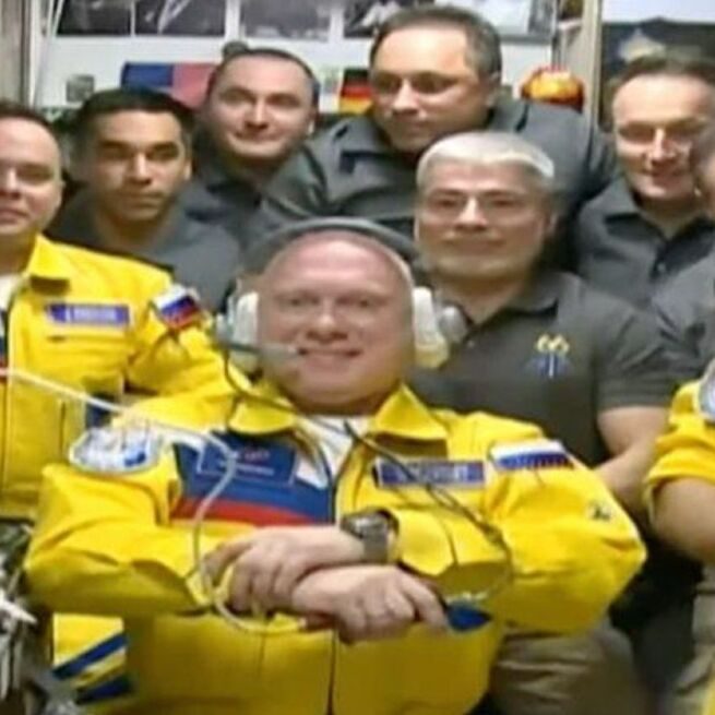 Cosmonautas russos n&atilde;o usaram uniformes azuis e amarelos em apoio &agrave; Ucr&acirc;nia (Reprodu&ccedil;&atilde;o/Roscosmos)
