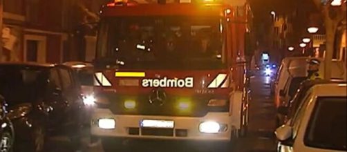 Un equipo de bomberos se desplaz&oacute; hasta el lugar del incendio (Captura Informativos Telecinco)