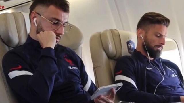 Jonathan Clauss et Olivier Giroud en &eacute;quipe de France. (cr&eacute;dit Twitter)