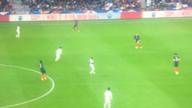 Adrien Rabiot conspu&eacute; &agrave; chacune de ses prises de balle. (cr&eacute;dit Twitter)