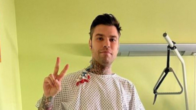 Fedez, messaggio della mamma dopo l'operazione: 'Sei una roccia'.
