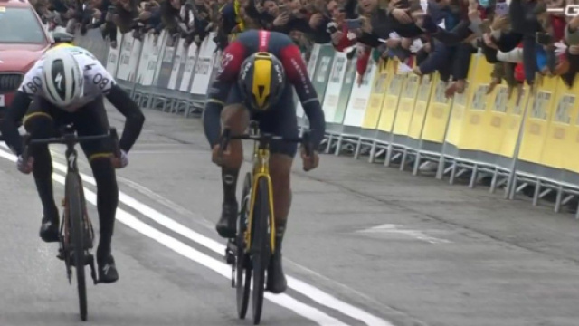La volata tra Richard Carapaz e Sergio Higuita alla Volta Catalunya