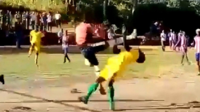 Un tacle &agrave; la gorge d'une violence rare met K.O. un joueur africain (capture YouTube)