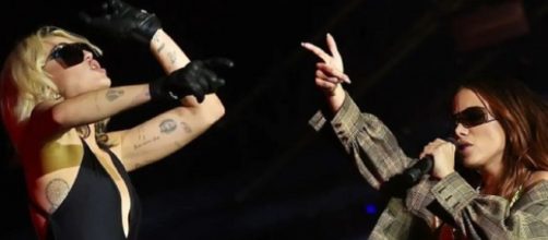 Anitta sobe no palco e canta com Miley Cyrus (Reprodu&ccedil;&atilde;o/Instagram/@anitta)