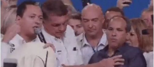 Bolsonaro empurra int&eacute;rprete de libras em evento em Bras&iacute;lia (Reprodu&ccedil;&atilde;o/Redes sociais)