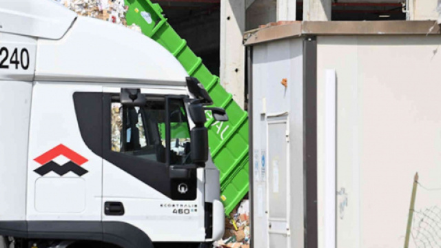 Empoli, scoperto cadavere in un container della differenziata.
