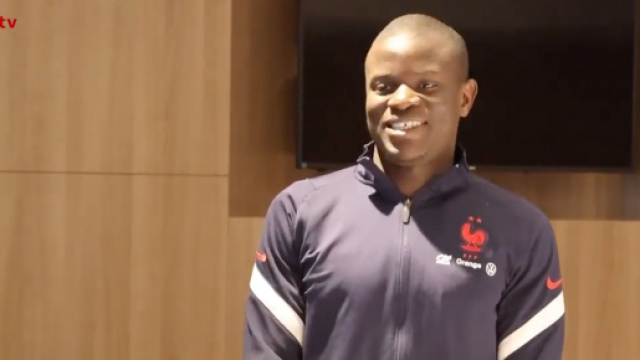 N'Golo Kant&eacute; devant ses partenaires pour un discours d'anniversaire. (cr&eacute;dit FFF)