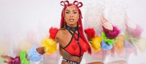 MC Rebecca comanda o bloco 'Sai H&eacute;tero' (Reprodu&ccedil;&atilde;o/Instagram/@rebecca)